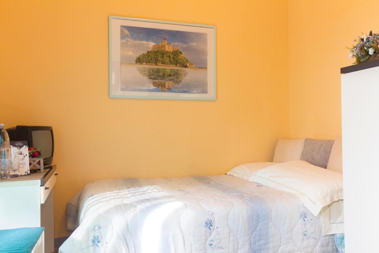 Hotel Falisco Fabrica di Roma エクステリア 写真